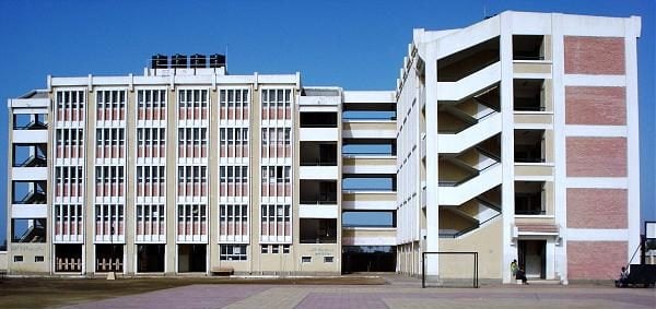 مدرسة عمار بن ياسر الرسمية المتميزة لغات