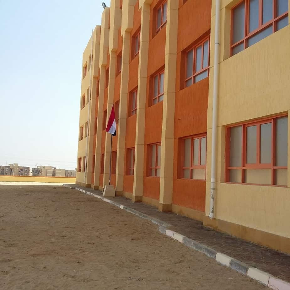 مدرسة هضبة الاهرام الرسمية المتميزة لغات